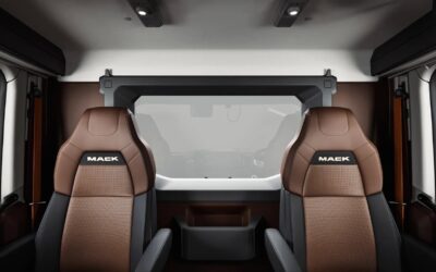 Innenansicht der neuen Baustellen-Lkw vom Typ Mack Granite, Blick auf die Sitze und die Kabinenrückwand mit Fenster