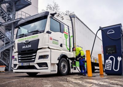 MAN eTGX an Ladesäule, im Einsatz bei DB Schenker