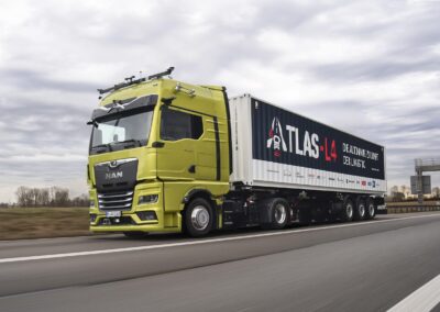 Autonom fahrender Lkw auf Basis MAN TGX mit Sicherheitsfahrer auf der Autobahn