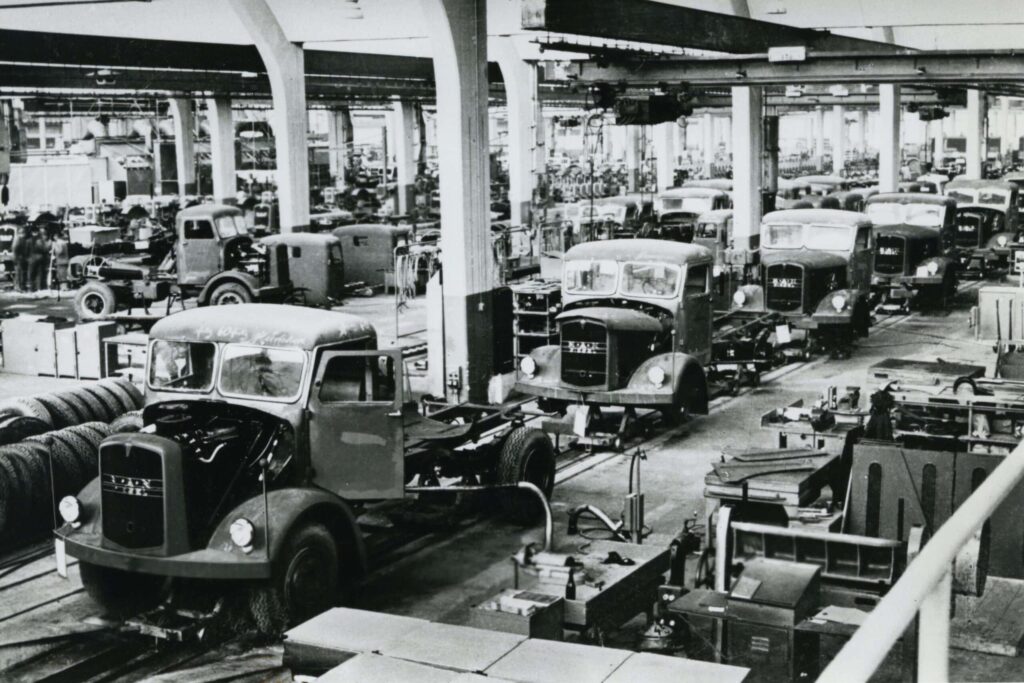 Lkw-Produktion im MAN-Werk München 1955; Blick in die damalige Montagehalle