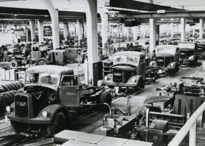 Lkw-Produktion im MAN-Werk München 1955; Blick in die damalige Montagehalle