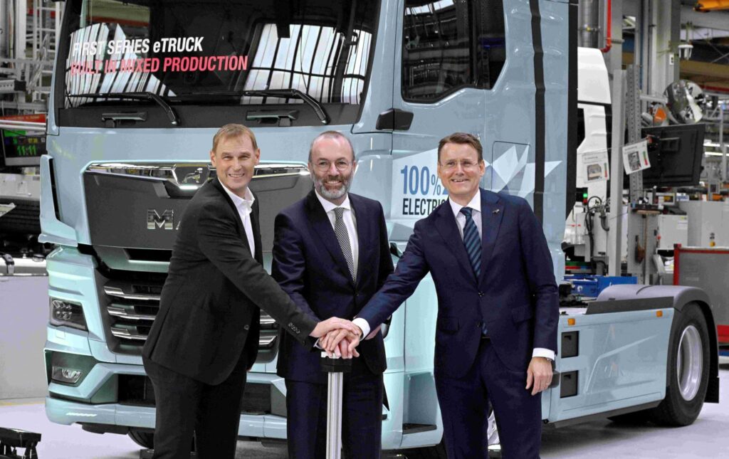 MAN-Produktionsvorstand Michael Kobriger, Manfred Weber (Mitglied des Europäischen Parlaments) und MAN-CEO Alexander Vlaskamp (v.l.n.r.) drücken symbolisch den Startknopf für die Elektro-Lkw-Produktion von MAN
