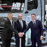 MAN-Produktionsvorstand Michael Kobriger, Manfred Weber (Mitglied des Europäischen Parlaments) und MAN-CEO Alexander Vlaskamp (v.l.n.r.) drücken symbolisch den Startknopf für die Elektro-Lkw-Produktion von MAN