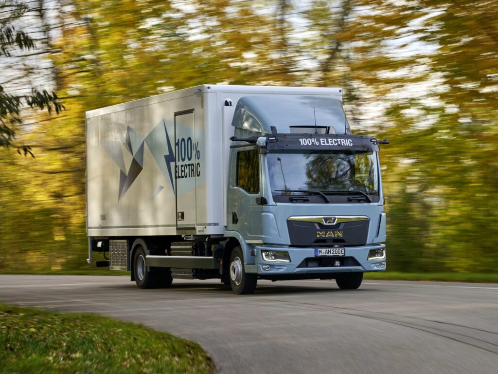 Ein MAN eTGL mit aufgebautem Kühlkoffer auf einer Landstraße