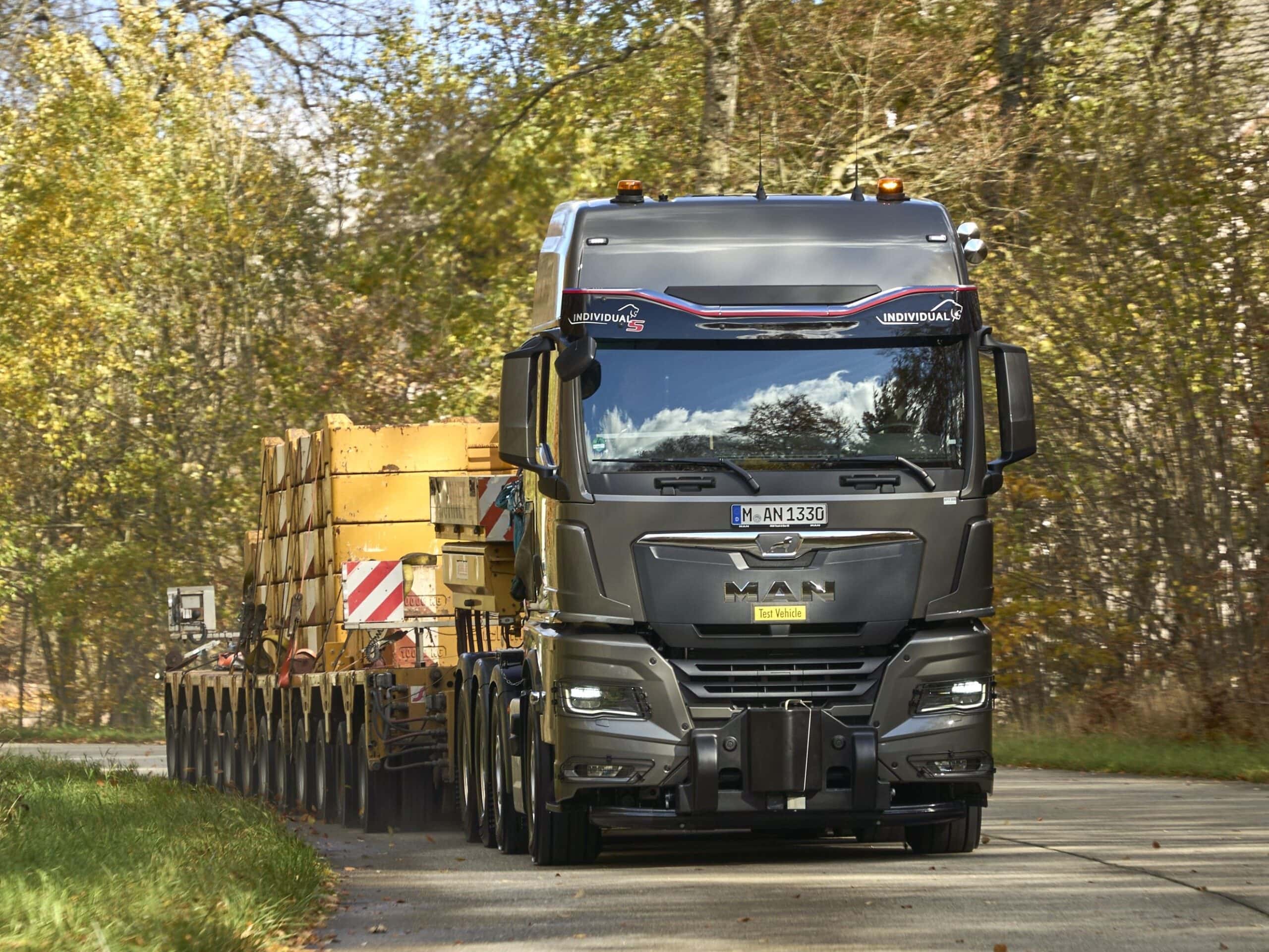 Schwerlastsattelzugmaschine vom Typ MAN TGX 41.640 8x4/4 auf Erprobungsfahrt mit einem mit Ballast beladenen Tieflader