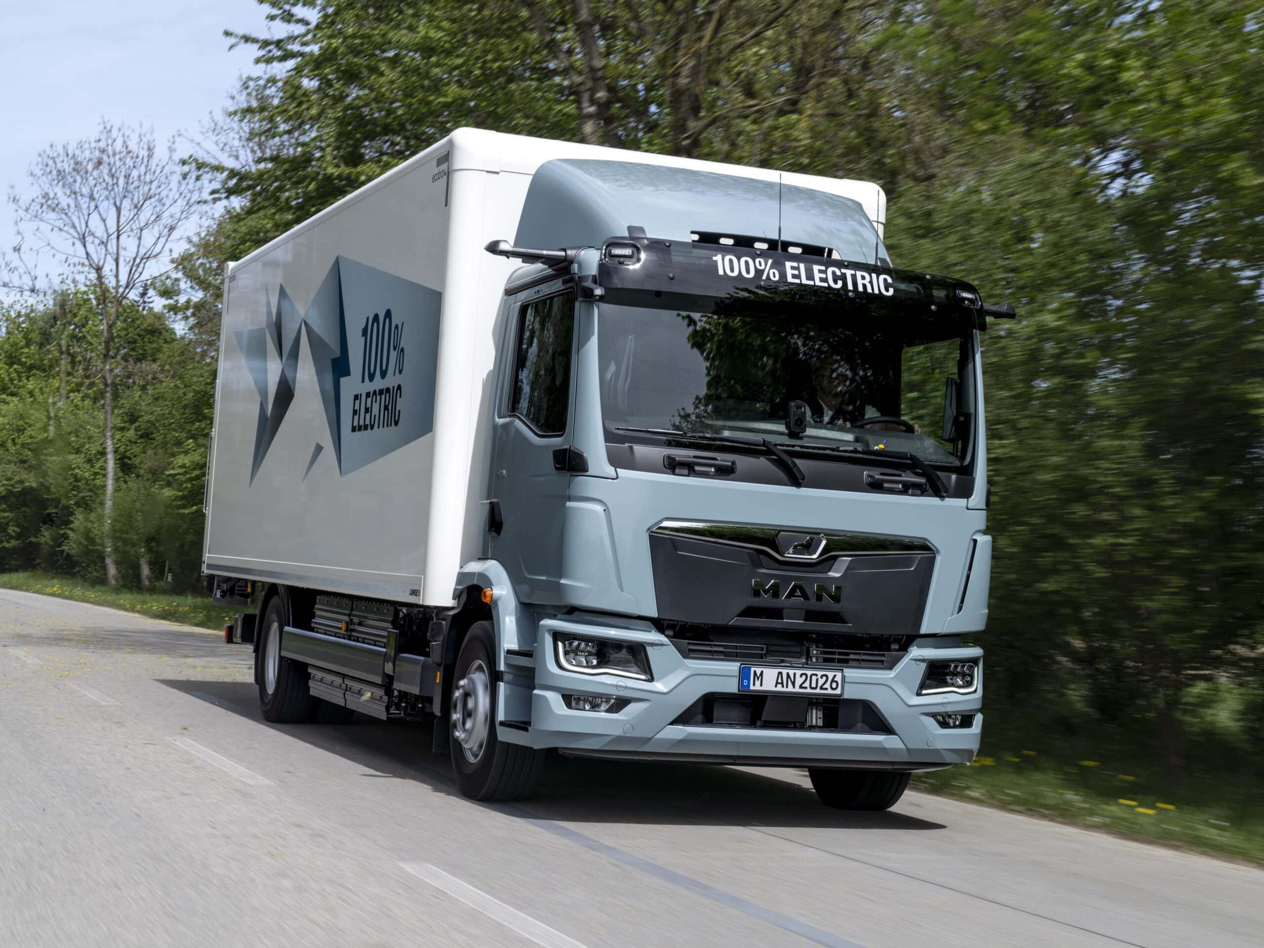 Ein batterieelektrischer Lkw vom Typ MAN eTGM mit Kofferaufbau auf einer Landstraße; Zweiachser