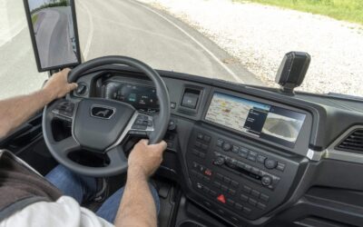 Blick auf das Cockpit eines batterieelektrischen Lkw vom Typ MAN eTGM mit Fokus auf Anzeigen und Armaturenbrett
