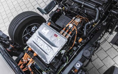 Blick unter das eines batterieelektrischen Lkw vom Typ MAN eTGM, wo zentrale Komponenten des Hochvoltsystems platziert sind