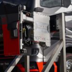 Prototyp einer für Ladeleistungen bis drei Megawatt ausgelegten Ladestation für E-Lkw; im Hintergrund ein MAN eTGX