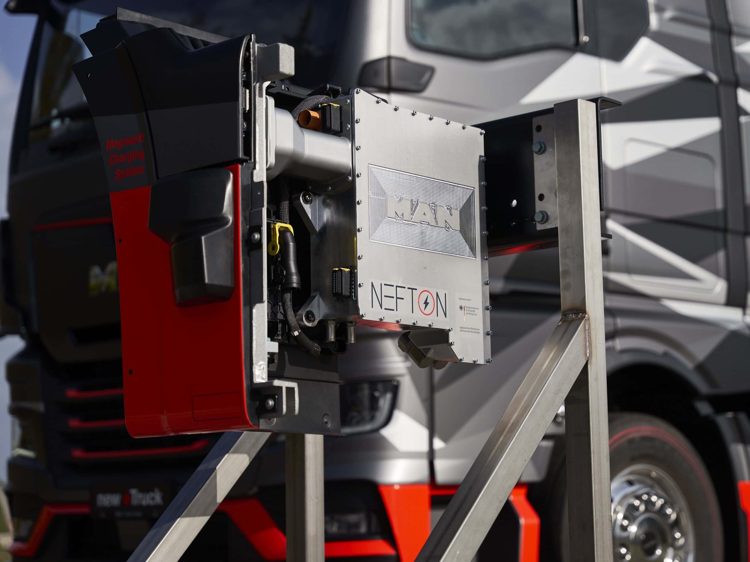 Prototyp einer für Ladeleistungen bis drei Megawatt ausgelegten Ladestation für E-Lkw; im Hintergrund ein MAN eTGX