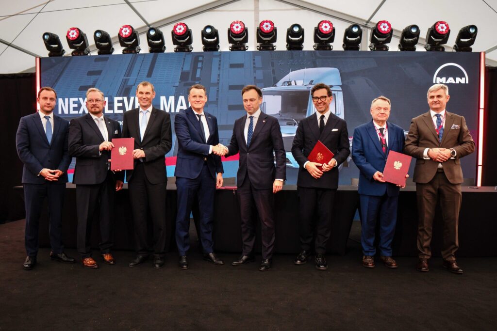 Gruppenfoto mit acht Männern aus der deutschen und polnischen Wirtschaft und Politik; in der Mitte Alexander Vlaskamp, Vorstandsvorsitzender MAN Truck & Bus und Andrzej Domański, polnischer Wirtschafts- und Finanzminister