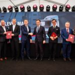 Gruppenfoto mit acht Männern aus der deutschen und polnischen Wirtschaft und Politik; in der Mitte Alexander Vlaskamp, Vorstandsvorsitzender MAN Truck & Bus und Andrzej Domański, polnischer Wirtschafts- und Finanzminister
