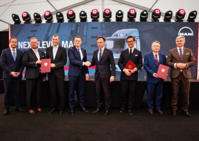 Gruppenfoto mit acht Männern aus der deutschen und polnischen Wirtschaft und Politik; in der Mitte Alexander Vlaskamp, Vorstandsvorsitzender MAN Truck & Bus und Andrzej Domański, polnischer Wirtschafts- und Finanzminister