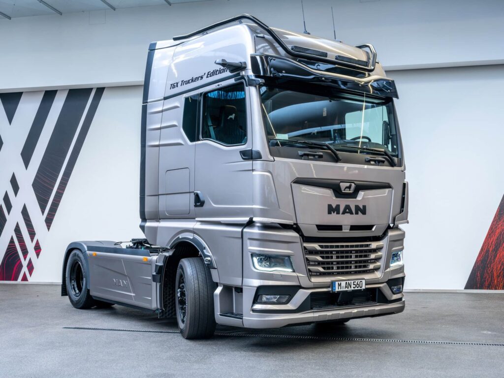 Silberfarbene 4x2-Sattelzugmaschine aus der limitierten Sondermodellreihe MAN TGX Truckers‘ Edition, fotografiert in einem Ausstellungsraum