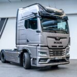 Silberfarbene 4x2-Sattelzugmaschine aus der limitierten Sondermodellreihe MAN TGX Truckers‘ Edition, fotografiert in einem Ausstellungsraum