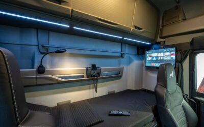 Blick an die Kabinenrückwand im Sondermodell MAN TGX Truckers‘ Edition, zu sehen sind das untere Bett, Schränke oben und ein Fernseher an der fahrerseitigen Kabinenflanke