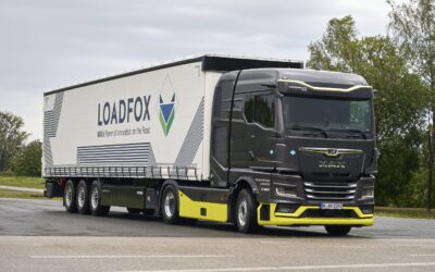 Sattelzug mit einer Brennstoffzellen-Sattelzugmaschine von MAN und einem Sattelauflieger mit dem Schriftzug des Logistikers „Loadfox“ auf der Plane
