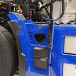 Detailansicht eines MCS-Ladeanschlusses an einem E-Lkw von MAN