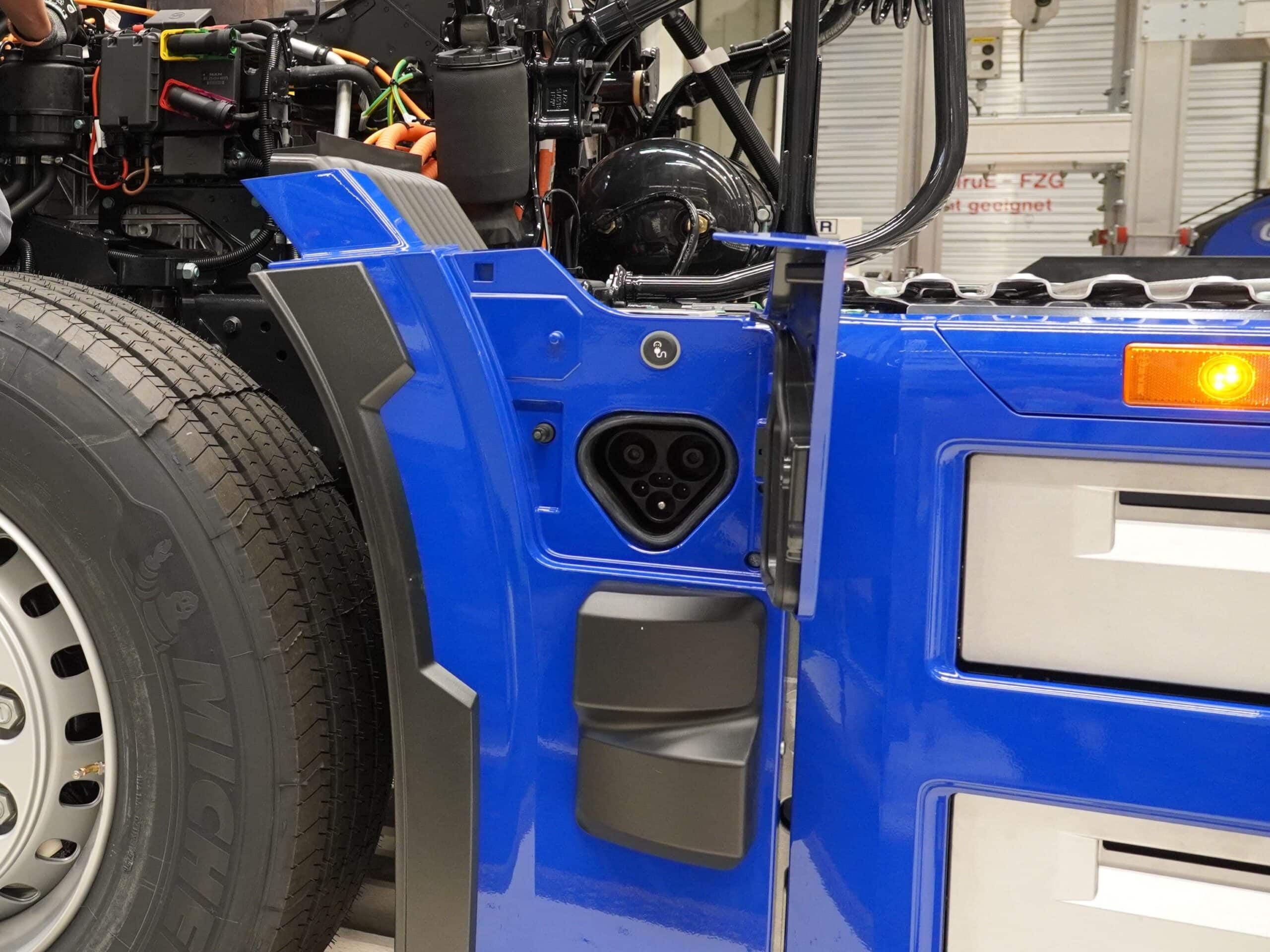 Detailansicht eines MCS-Ladeanschlusses an einem E-Lkw von MAN