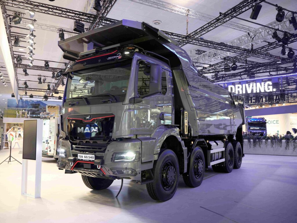 Ein Mining Truck vom Typ MAN TGS 60.540 8x4 BB für bis zu 60 Tonnen Gesamtgewicht auf einem Messestand