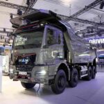 Ein Mining Truck vom Typ MAN TGS 60.540 8x4 BB für bis zu 60 Tonnen Gesamtgewicht auf einem Messestand