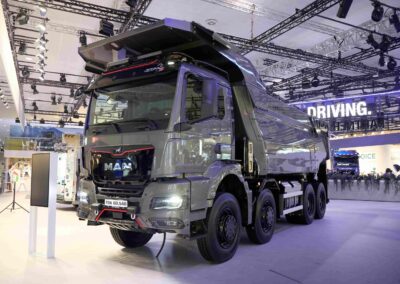 Ein Mining Truck vom Typ MAN TGS 60.540 8x4 BB für bis zu 60 Tonnen Gesamtgewicht auf einem Messestand