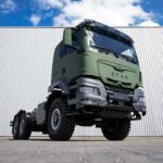 Dreiachsiger Allrad-Lkw für militärische Zwecke auf MAN-Basis, gebrandet unter der polnischen Marke STAR, geparkt vor einer Halle