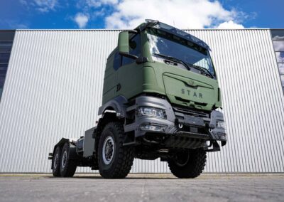 MAN reaktiviert polnische Truck-Marke STAR Dreiachsiger Allrad-Lkw für militärische Zwecke auf MAN-Basis, gebrandet unter der polnischen Marke STAR, geparkt vor einer Halle