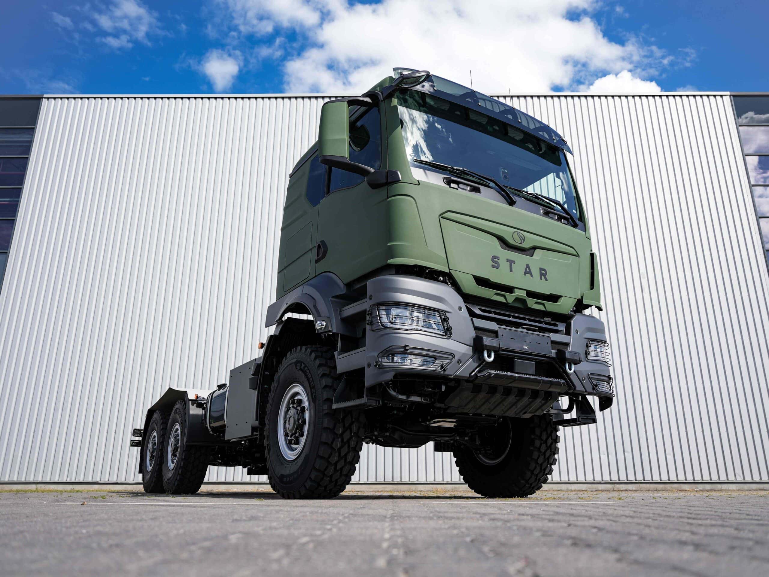 Dreiachsiger Allrad-Lkw für militärische Zwecke auf MAN-Basis, gebrandet unter der polnischen Marke STAR, geparkt vor einer Halle