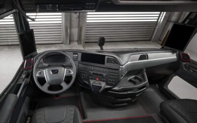 Blick auf das Cockpit in einem neuen MAN eTGX, jetzt mit steiler zur Frontscheibe abfallendem Armaturenbrett für bessere Sicht in den Nahbereich vorne