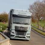 Sattelzug mit batterieelektrischem MAN eTGX 20.544 auf einer Landstraße