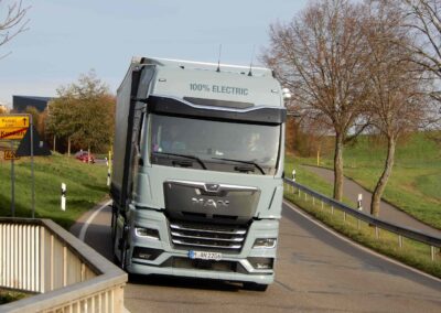 Experten-Test: Premierenfahrt mit dem MAN eTGX Sattelzug mit batterieelektrischem MAN eTGX 20.544 auf einer Landstraße