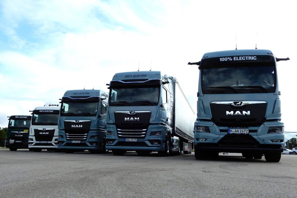 Fünf batterieelektrischer Lkw MAN eTGS und eTGX nebeneinander
