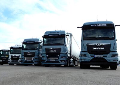 Fünf batterieelektrischer Lkw MAN eTGS und eTGX nebeneinander