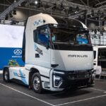 Batterieelektrische Sattelzugmaschine vom Typ Maxus eDELIVER 420L auf einem Messestand