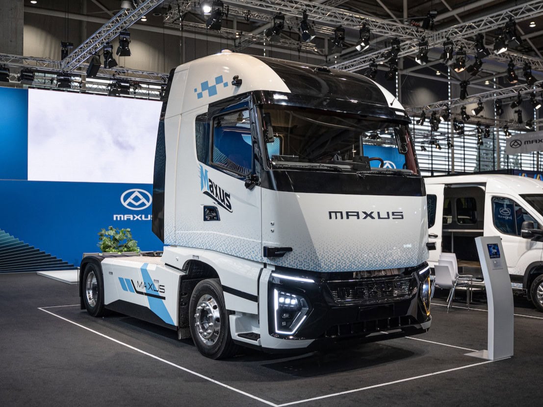 Batterieelektrische Sattelzugmaschine vom Typ Maxus eDELIVER 420L auf einem Messestand