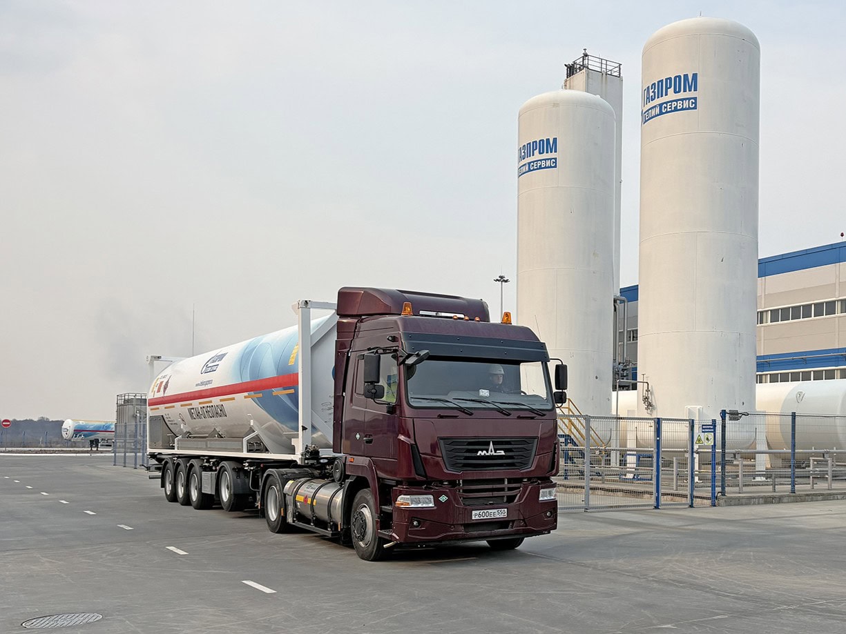 Sattelzugmaschine des belarussischen Herstellers MAZ mit LNG-Antrieb und aufgesatteltem Tankauflieger