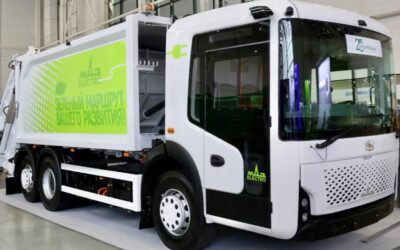 Batterieelektrisches Müllsammelfahrzeug vom Typ MAZ-692E55 auf einem Messestand in einer Halle; Dreiachser