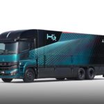 Freigestellte Studioaufnahme eines schweren dreiachsigen Lkw von Mitsubishi Fuso mit Kofferaufbau; es handelt sich um ein Konzeptfahrzeug mit Wasserstoff-Verbrennungsmotor