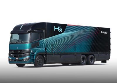 Freigestellte Studioaufnahme eines schweren dreiachsigen Lkw von Mitsubishi Fuso mit Kofferaufbau; es handelt sich um ein Konzeptfahrzeug mit Wasserstoff-Verbrennungsmotor