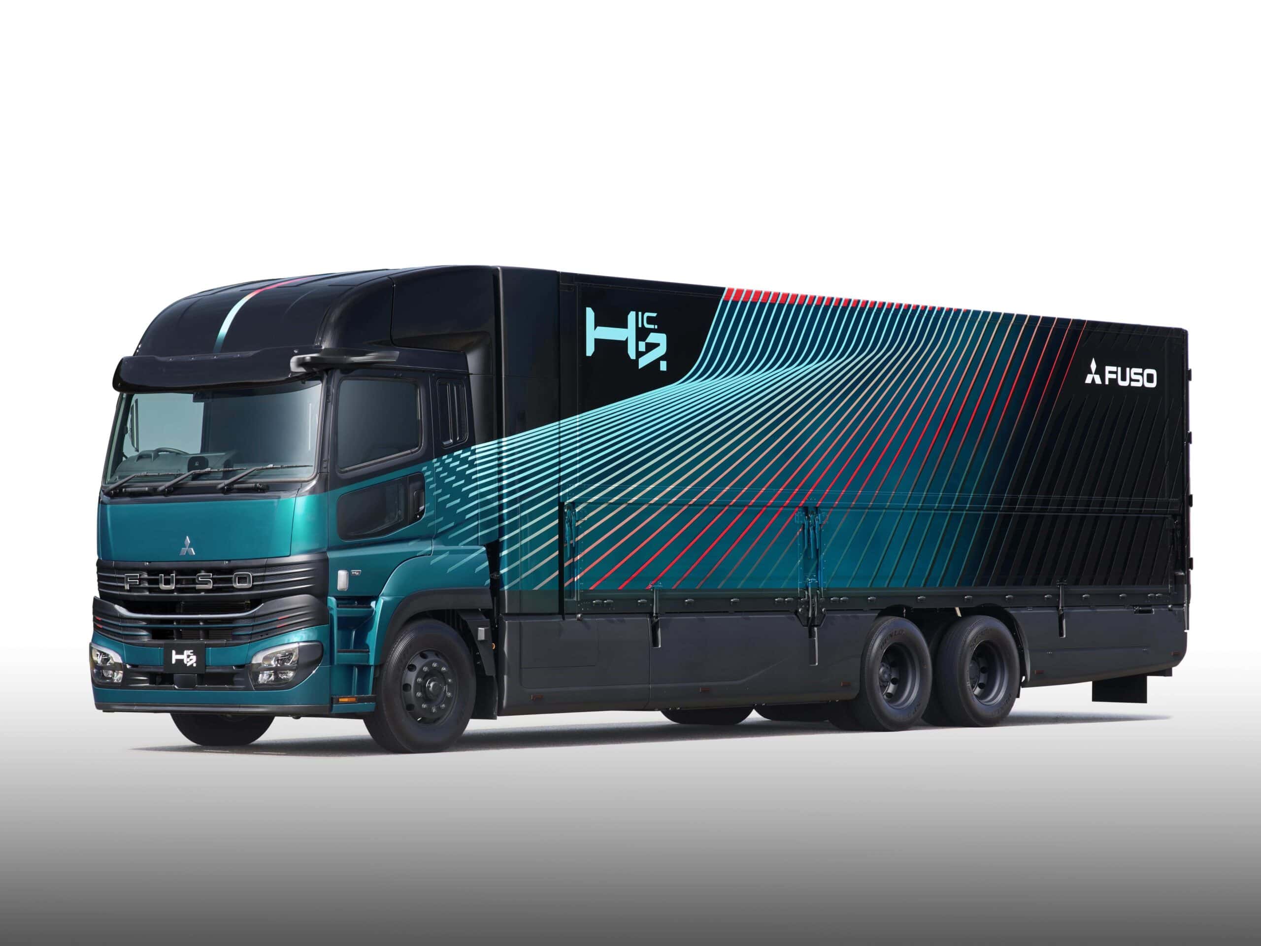 Freigestellte Studioaufnahme eines schweren dreiachsigen Lkw von Mitsubishi Fuso mit Kofferaufbau; es handelt sich um ein Konzeptfahrzeug mit Wasserstoff-Verbrennungsmotor