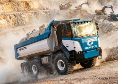 Newton: Neue Mining Trucks made in Italy Mining-Truck vom Typ Newton NET400; Dreiachser