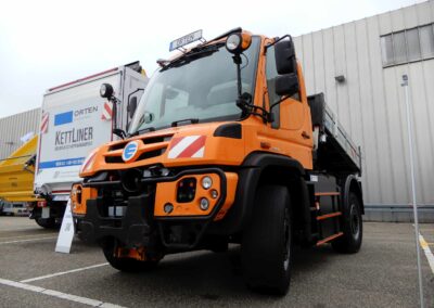 Orten entwickelt Elektro-Geräteträger Batterieelektrischer Geräteträger Orten ET 400 mit Pritsche