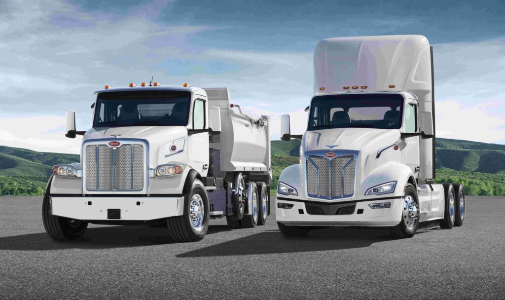 Zwei schwere Elektro-Lkw vom Typ Peterbilt 567EV (links) und 579EV nebeneinander