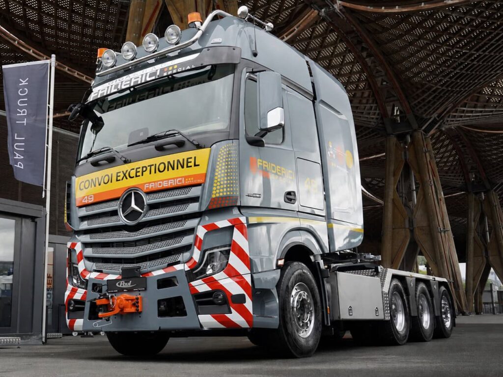 Messeexponat von Paul Truck im Freigelände der IAA Transportation 2026: eine Schwerlastzugmaschine Actros 8x6/4 SLT für Zuggesamtgewichts bis 250 Tonnen