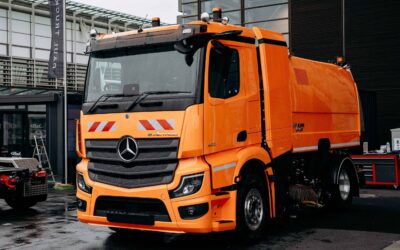 Messeexponat von Paul Truck im Freigelände der IAA Transportation 2026: ein zur batterieelektrischen Kehrmaschine umgebauter Mercedes-Benz eActros 400
