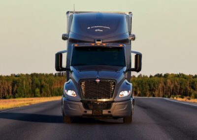 International und Plus starten Tests autonomer Sattelzüge Autonomes Testfahrzeug von International und PlusAI auf der Straße, Frontansicht