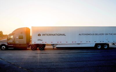 Autonomes Testfahrzeug von International und PlusAI auf der Straße, Seitenansicht
