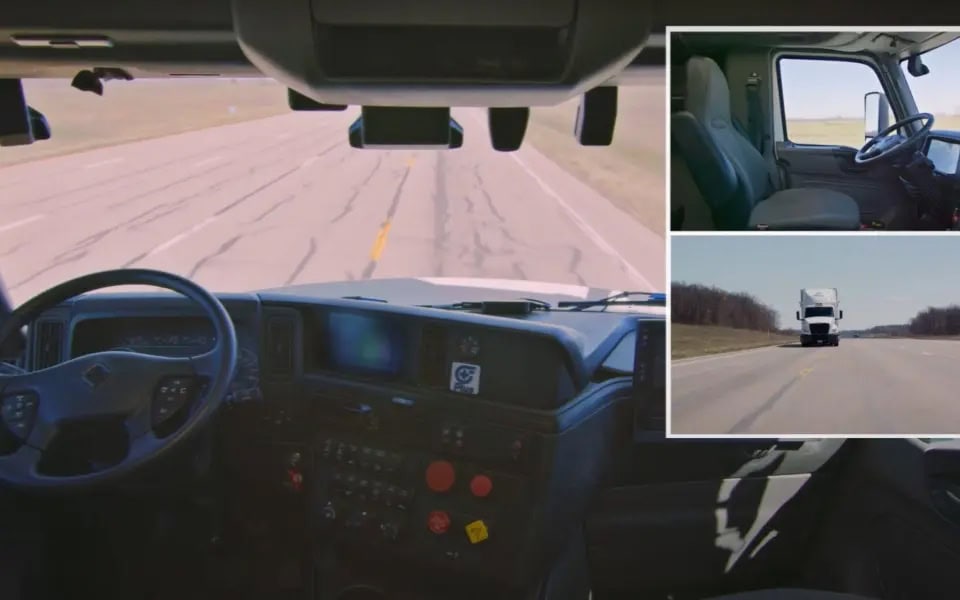 Blick aus der Windschutzscheibe eines autonom fahrenden Lkw