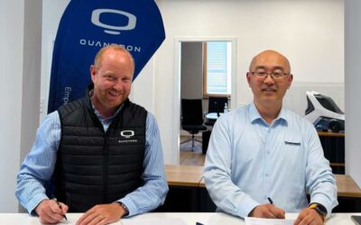 Andreas Haller (links), CEO der Haller Group und Quantron-Gründer, und Dr. Feilong Liu, Gründer und CEO von HyperView, unterzeichnen nebeneinandersitzend Verträge